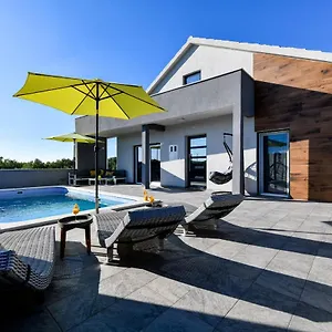 Ferienhaus Luxurious Natali, Pridraga